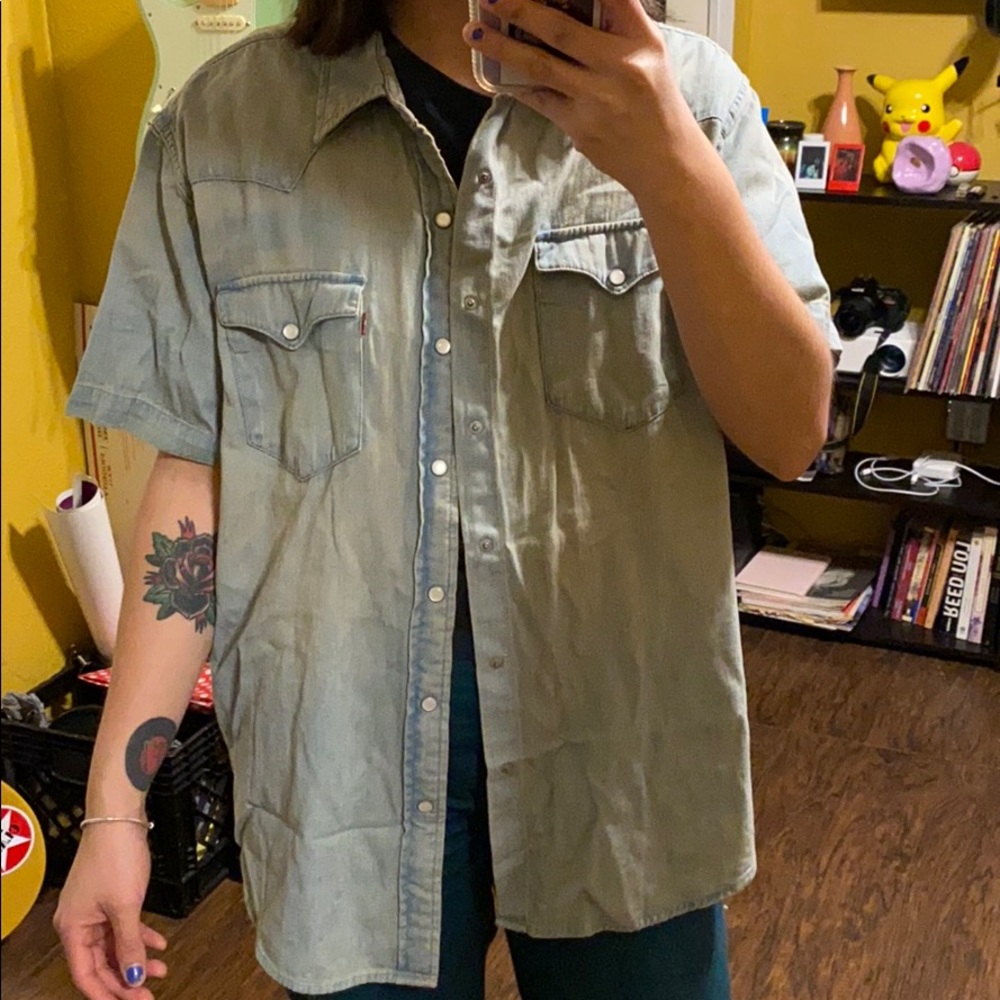 Cute Levi’s denim button up:)💛